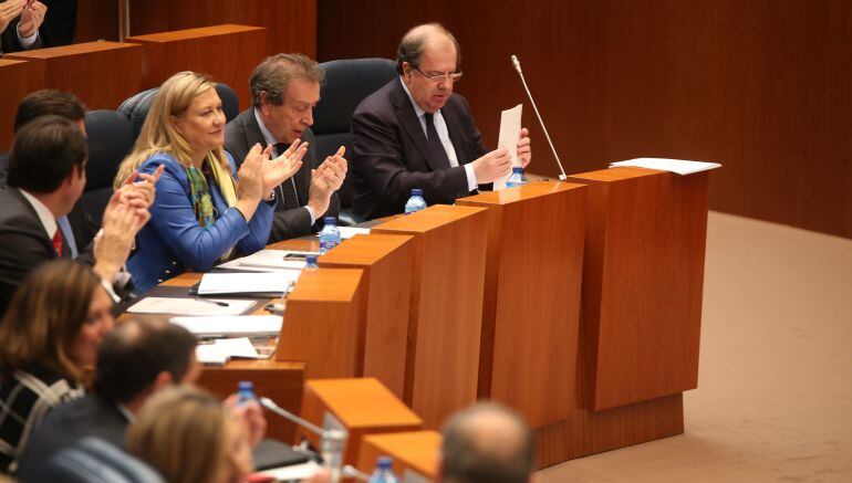 Los consejeros aplauden una intervención de Juan VIcente Herrera en las Cortes