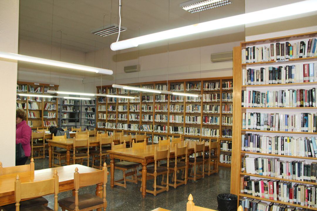 La biblioteca cuenta con techos más bajos y mejor iluminación tras las obras realizadas hace un par de meses