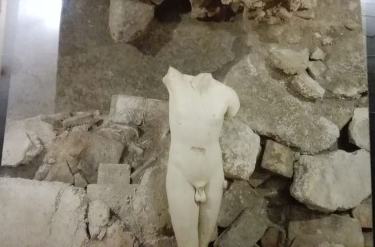 Restos de las termas y el torso romano de márnol (sólo existe otro sátiro danzante en el mundo, está en Grecia)