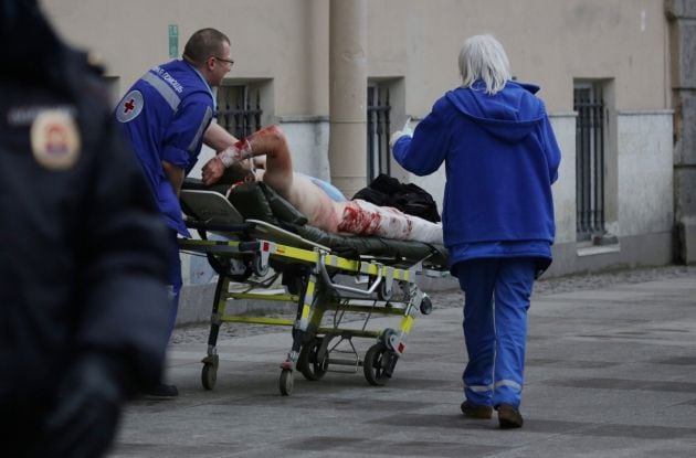 FOTOGALERÍA | Un herido en las explosiones del metro de San Peterburgo es atendido a las puertas del metro.