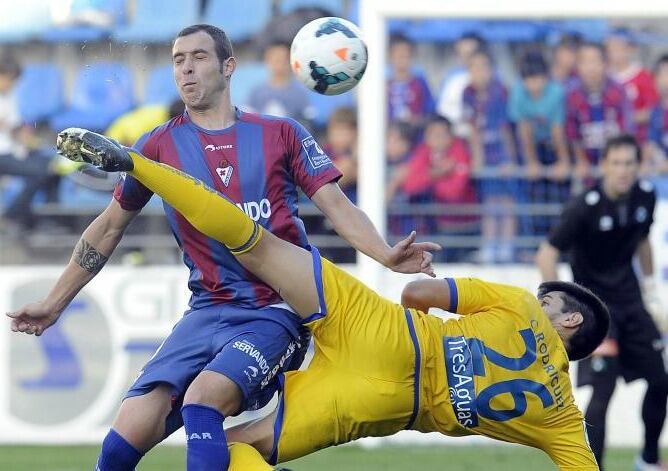 Urko Vera pudo dar el triunfo al Eibar en Alcorcón con una clara ocasión al final.