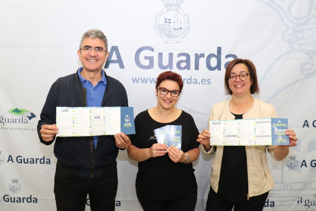 El alcalde en funciones Antonio Lomba y las concejales Elena Baz y Montse Magallanes presentan la Axenda de Verán de A Guarda.