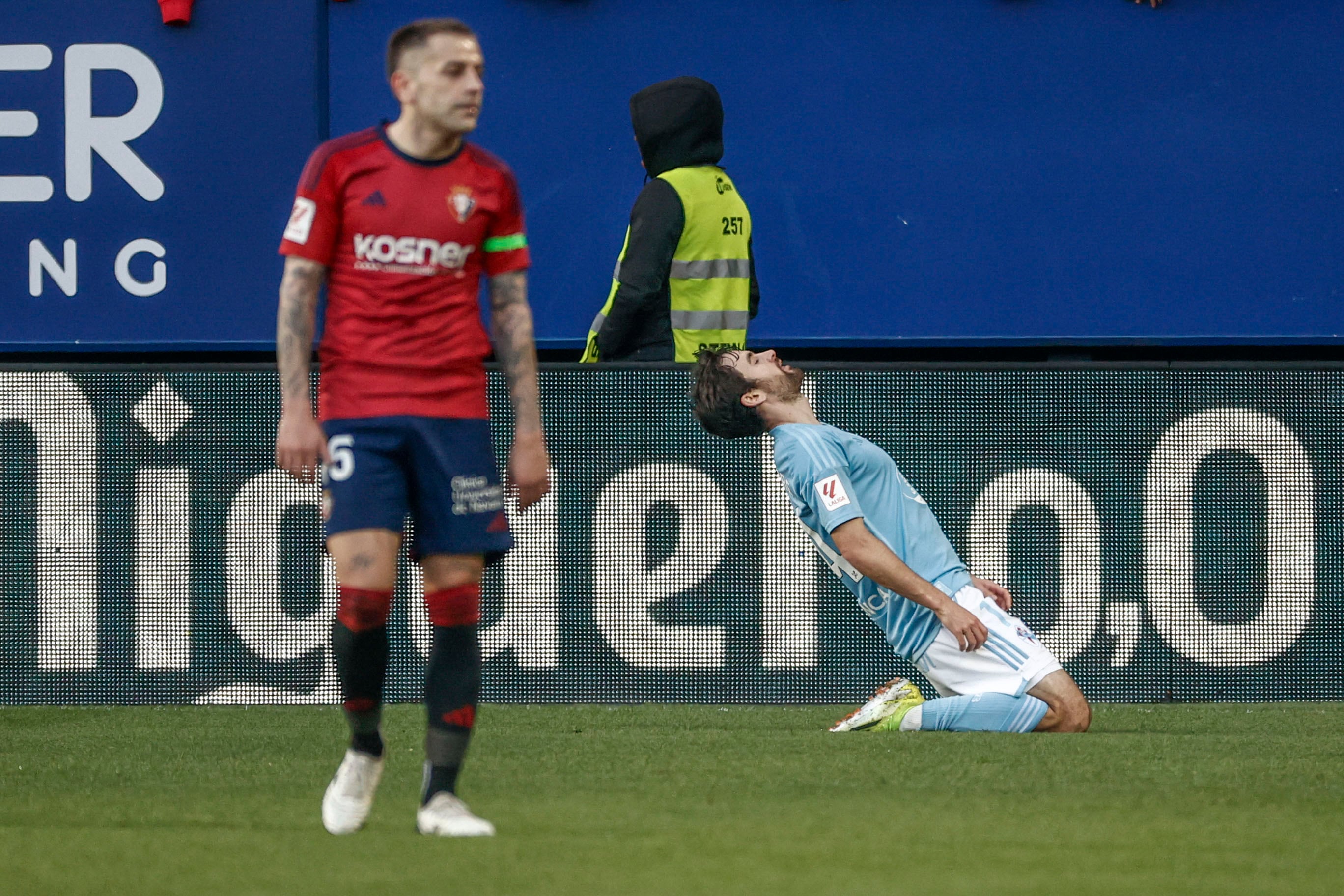 PAMPLONA, 04/02/2024.- El delantero estadounidense del Celta, Luca de la Torre (d), celebra el segundo gol de su equipo durante el partido de LaLiga entre el Osasuna y el Celta, este domingo en El Sadar. EFE/Jesús Diges
