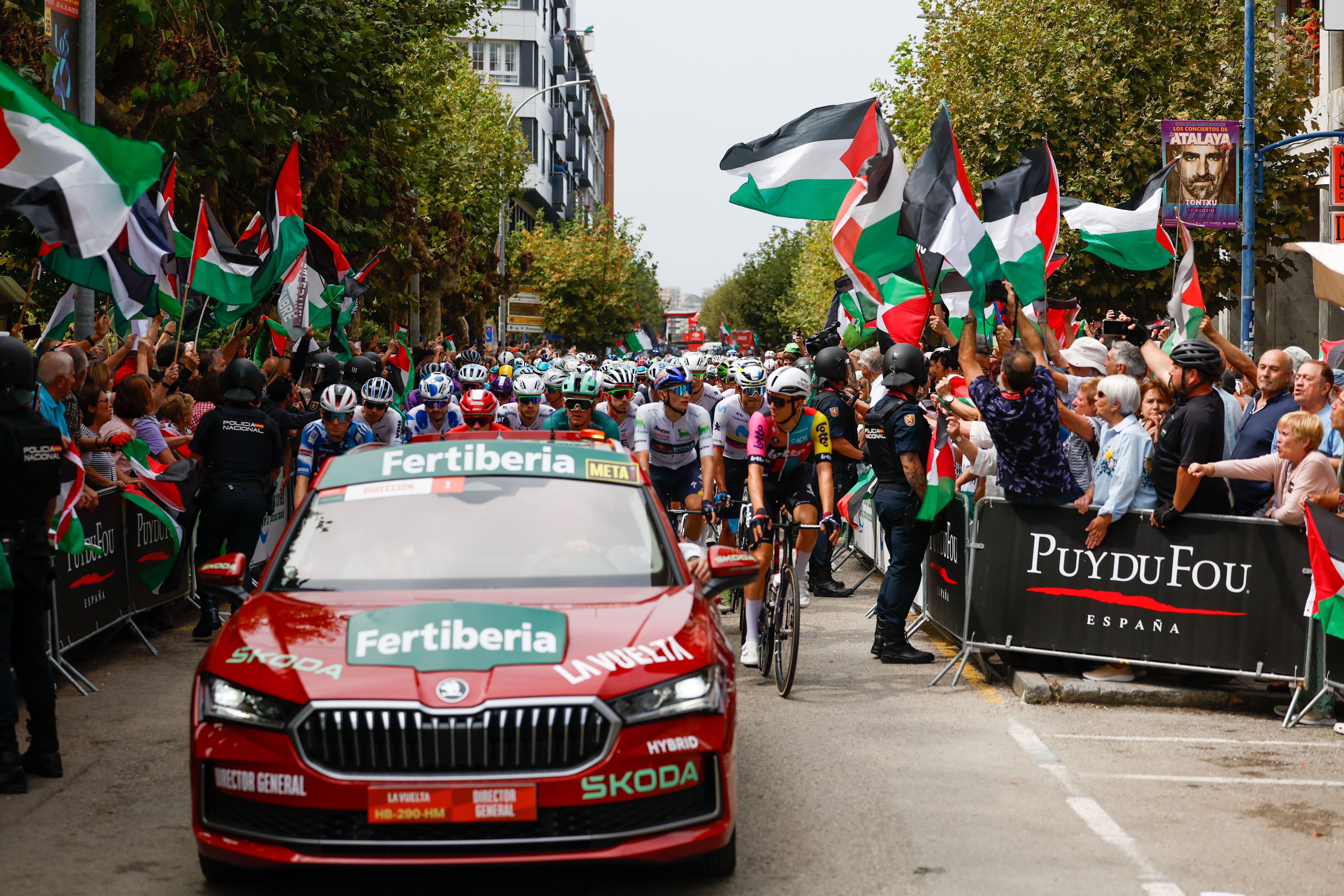 LAREDO (CANTABRIA), 04/09/2025.- La plataforma Gernika-Palestina protesta contra la presencia del equipo Israel-Premier Tech en la Vuelta y contra la situación que vive la población de Gaza a la salida de la duodécima etapa de este jueves en Laredo (Cantabria). El director del conjunto israelí, el navarro Oscar Guerrero, ha asegurado a EFE que seguirán en la Vuelta. EFE/Javier Lizón
