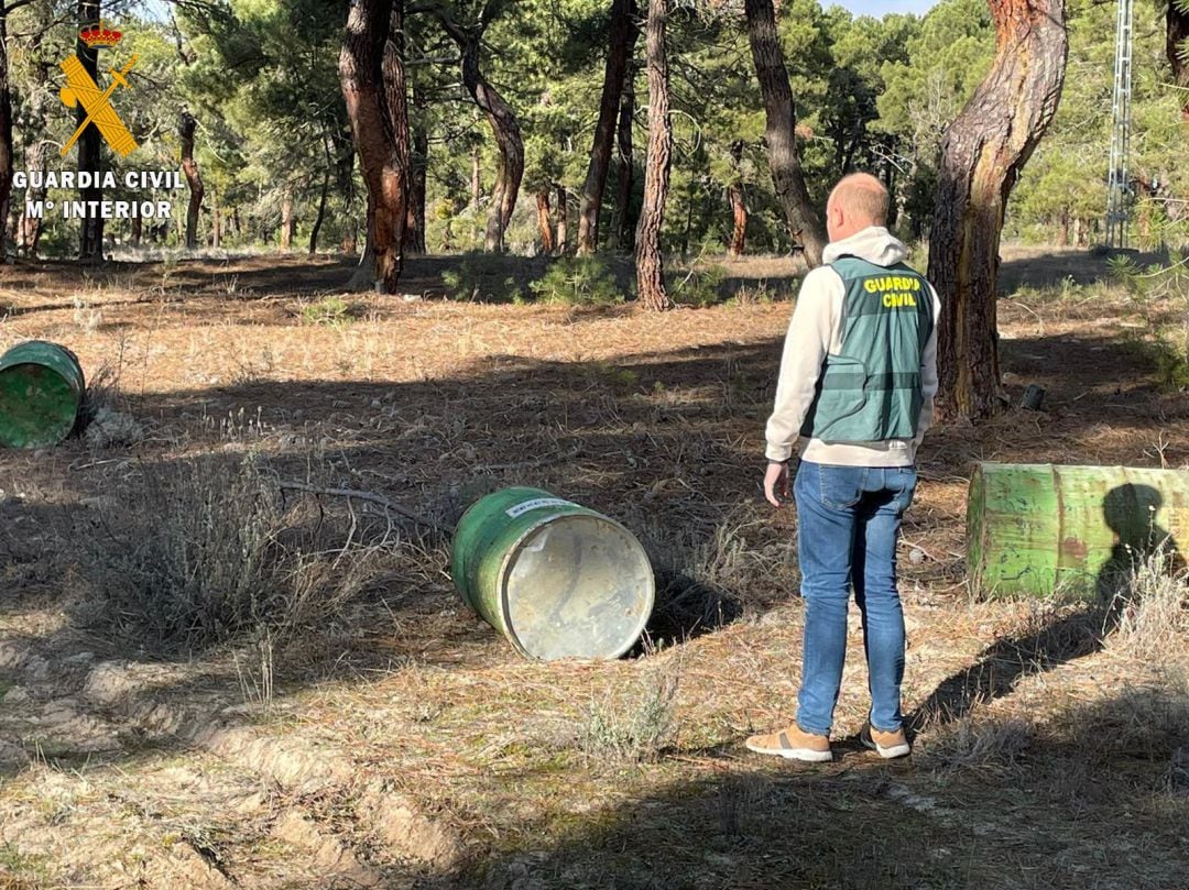 La Guardia Civil de Segovia detiene a una persona por el hurto de 34 barriles de resina