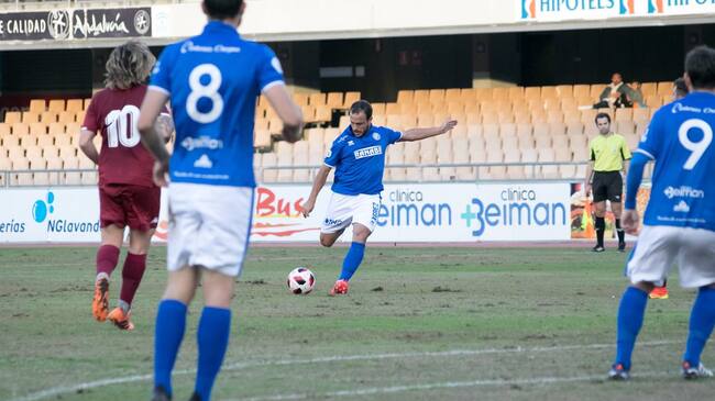 Jorge Herrero lanza una falta en el partido ante el Córdoba B en Chapín