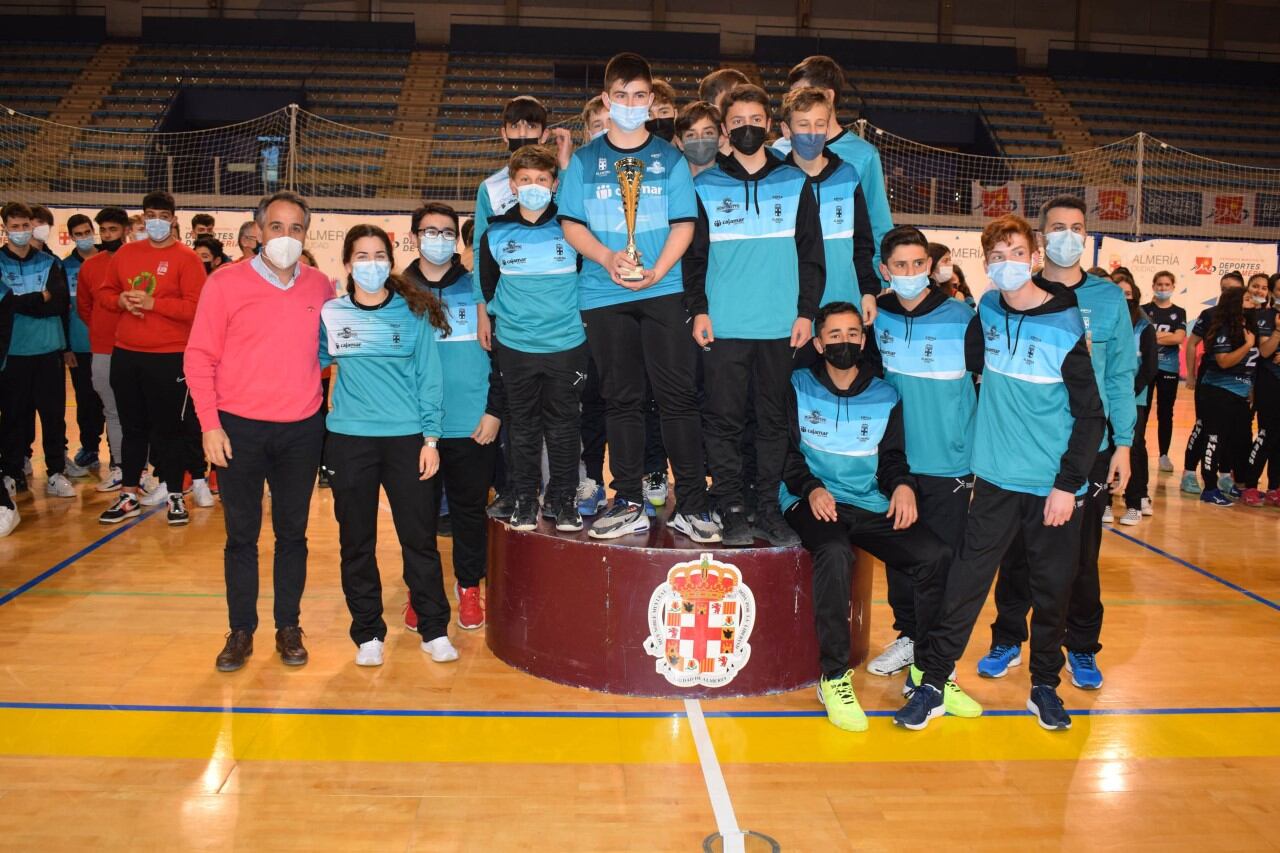 Almería distingue a sus campeones del voleibol.