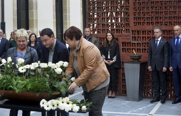  Los parlamentarios de EH BIldu en la entrega floral del día de la memoria en el Parlamento Vasco