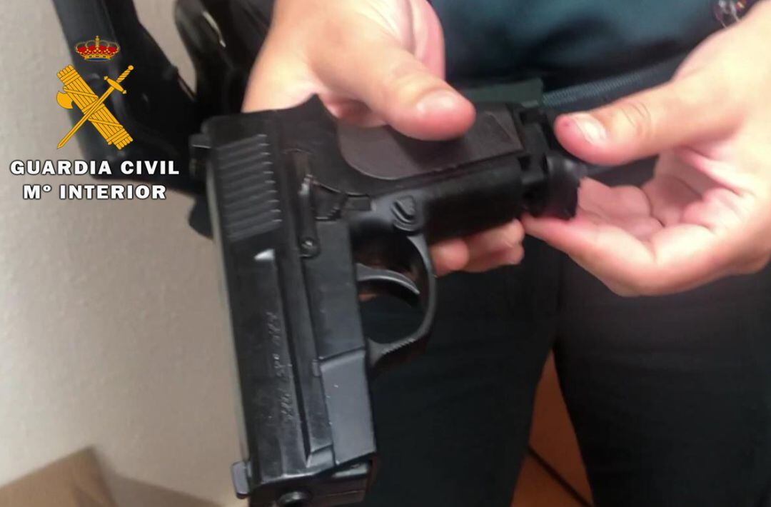 Arma encontrada en el vehículo del joven