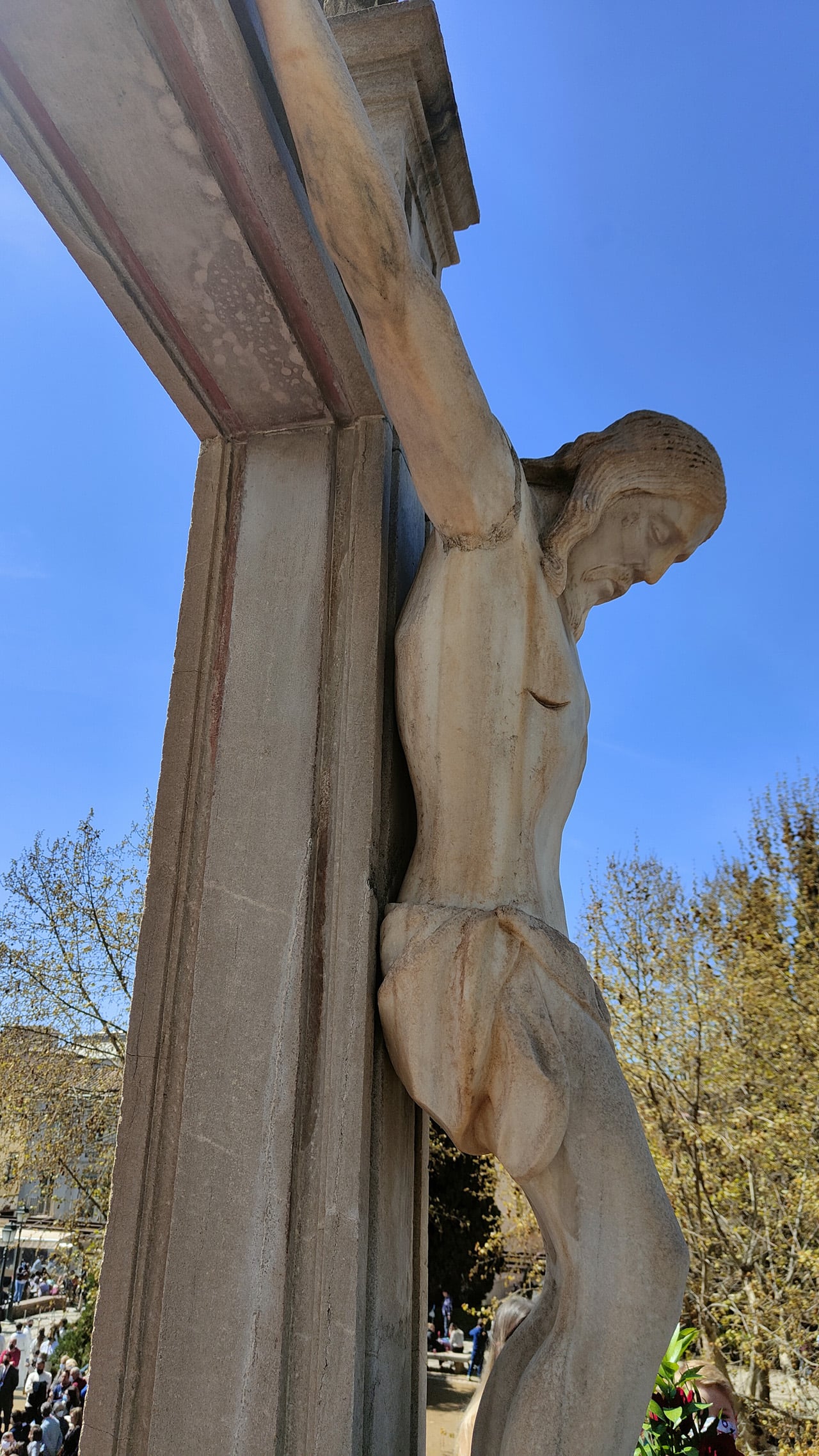 El Cristo de los Favores de Granada en veneración popular el Viernes de Dolores