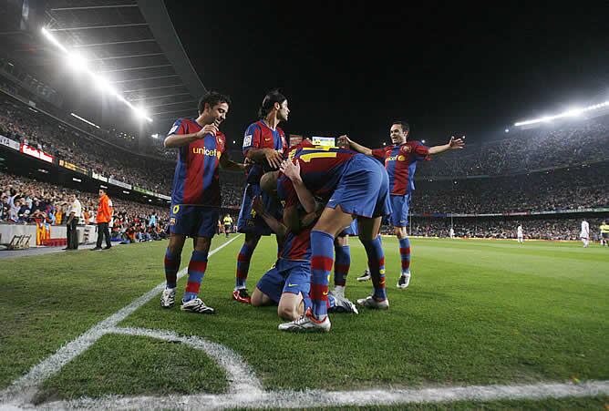 Los jugadores del Barça celebran el primer gol marcado por Messi.