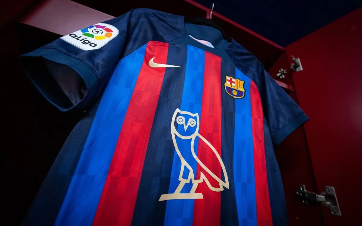 El logo de Drake en la camiseta del Barça