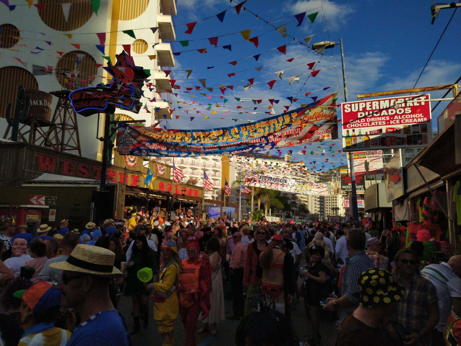 Una de las calles de Benidorm donde los turistas ingleses se concentran este jueves por le tarde para la &#039;Fancy Dress Party&#039; / J.G.