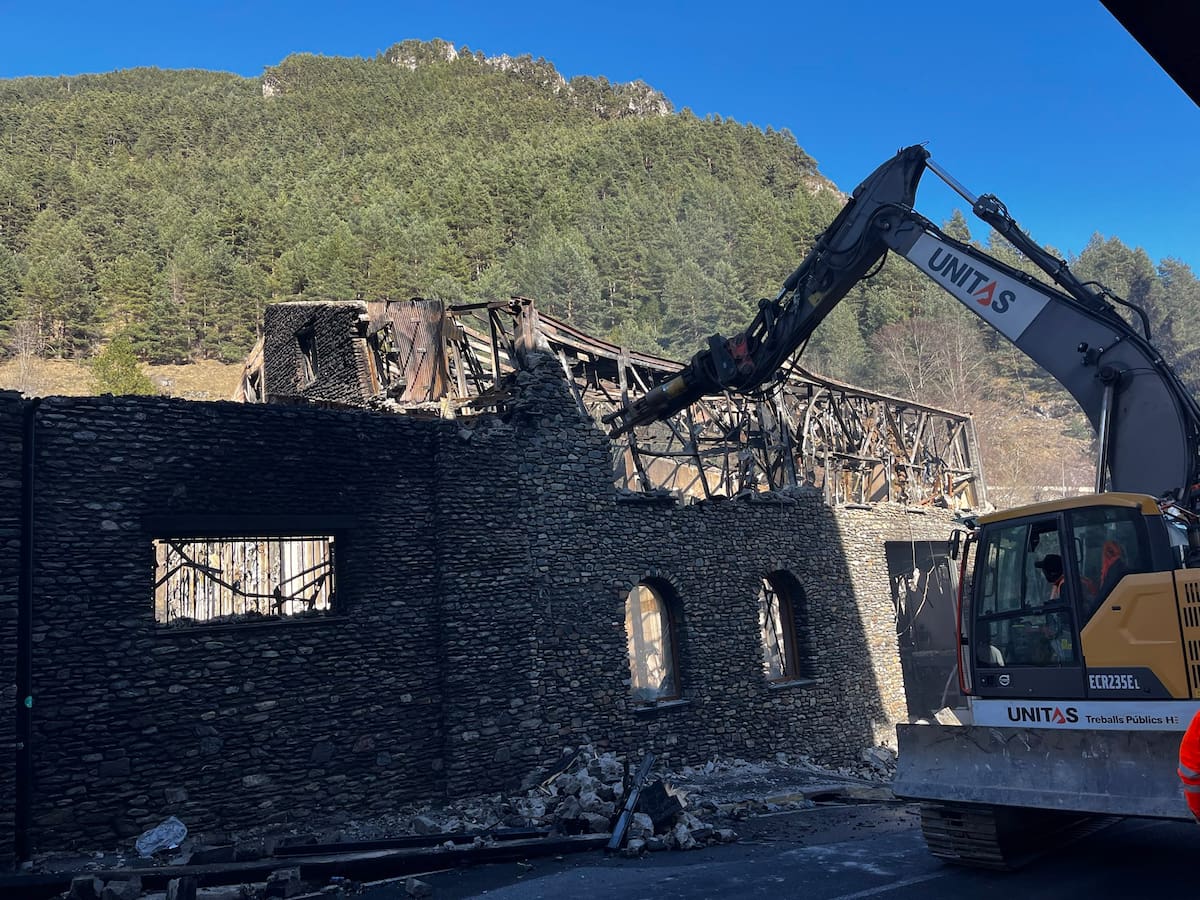 Els bombers han demolit una part de l'estructura d'Aigües d'Arinsal