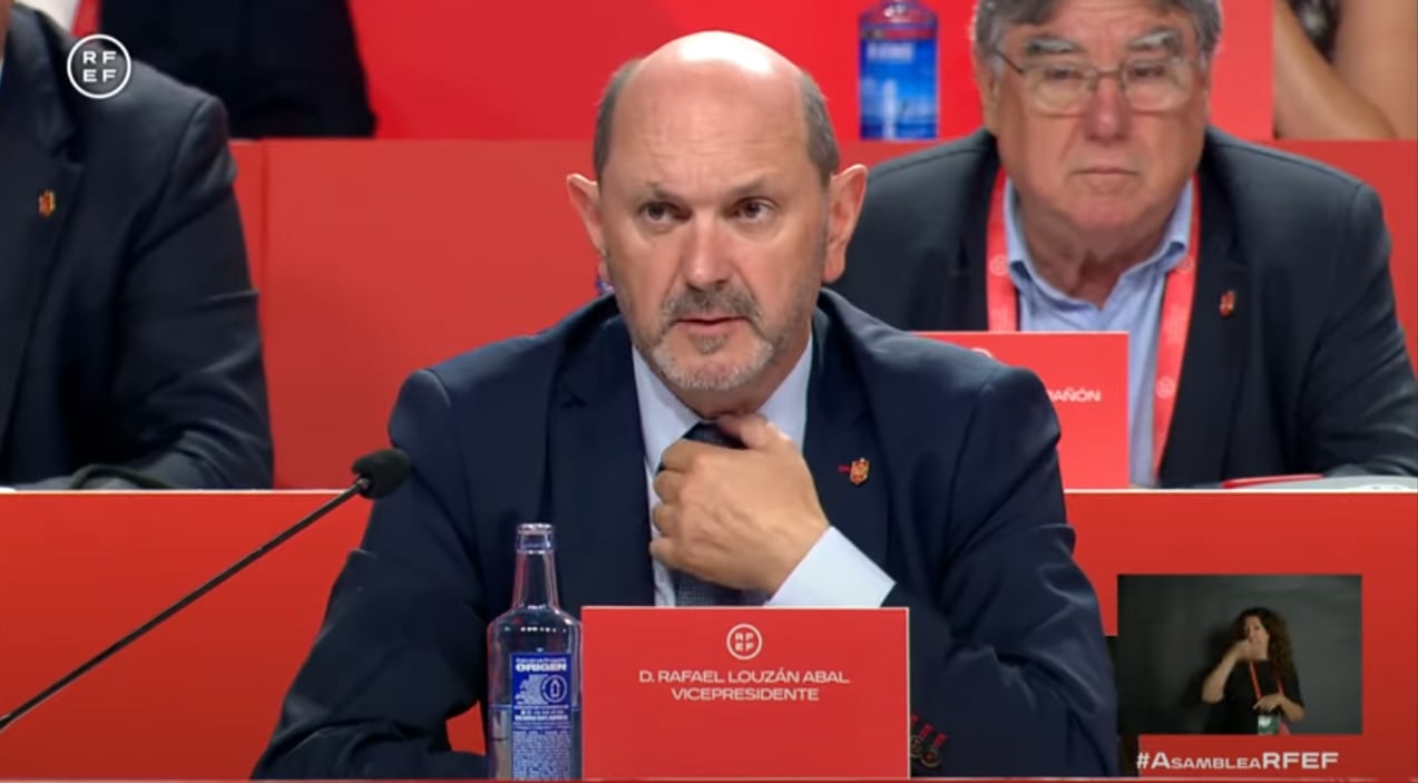 Rafael Louzán, presidente de la Federación Galega de Fútbol, durante la asamblea ordinaria de la RFEF.