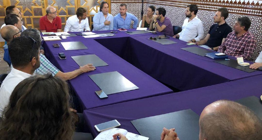 El concejal de Cultura, José Manuel Higueras, y el edil de Deportes, Carlos Alberca (ambos en la parte derecha de la fila frontal) charlan con los responsables de las asociaciones deportivas.