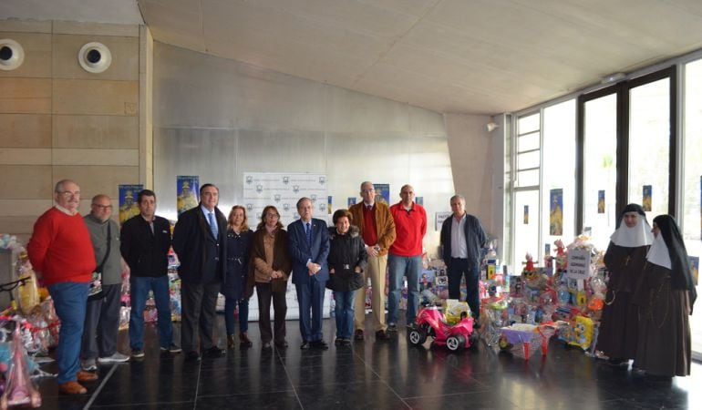 En el centro, equipo de la Cabalgata, del Cortejo, del Pabellón de la Navegación y Presidente del Ateneo haciendo entrega de muchos de los juguetes de Operación Buena Gente, de Radio Sevilla. A la derecha, colectivos receptores de los mismos: Plataforma de Afectados por la Hipoteca de Sevilla, y a la izquierda Andex( Asociación de Padres de Niños con Cáncer de Andalucía), Pastoral Penitenciaria de Sevilla y Hermanas de la Compañía de la Cruz.