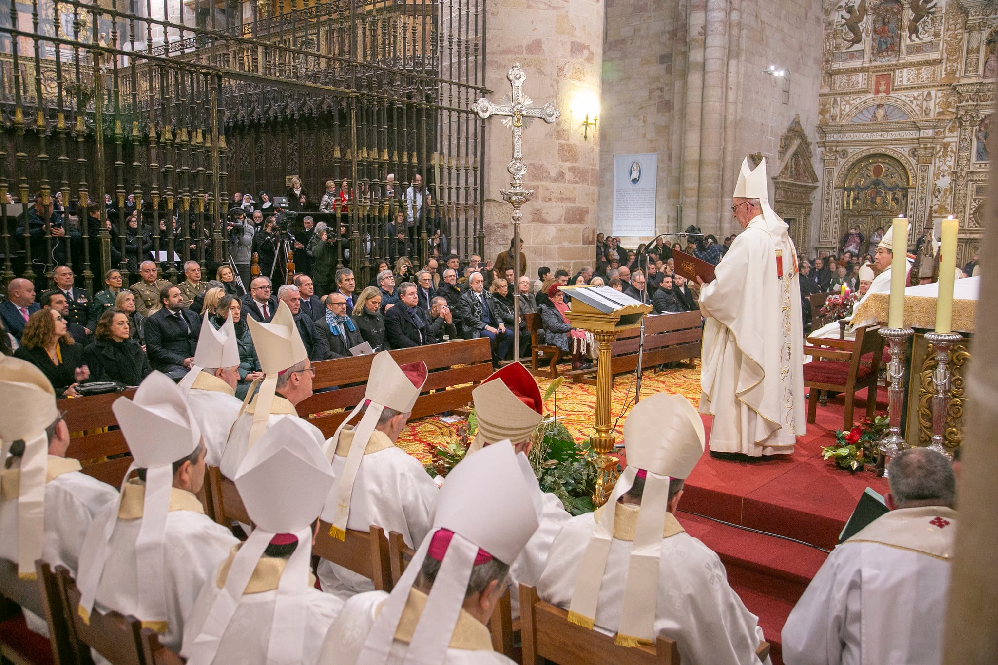 Más de un millar de personas, entre ellas un centenar de sacerdotes y una treintena de obispos y arzobispos, han asistido a la ceremonia