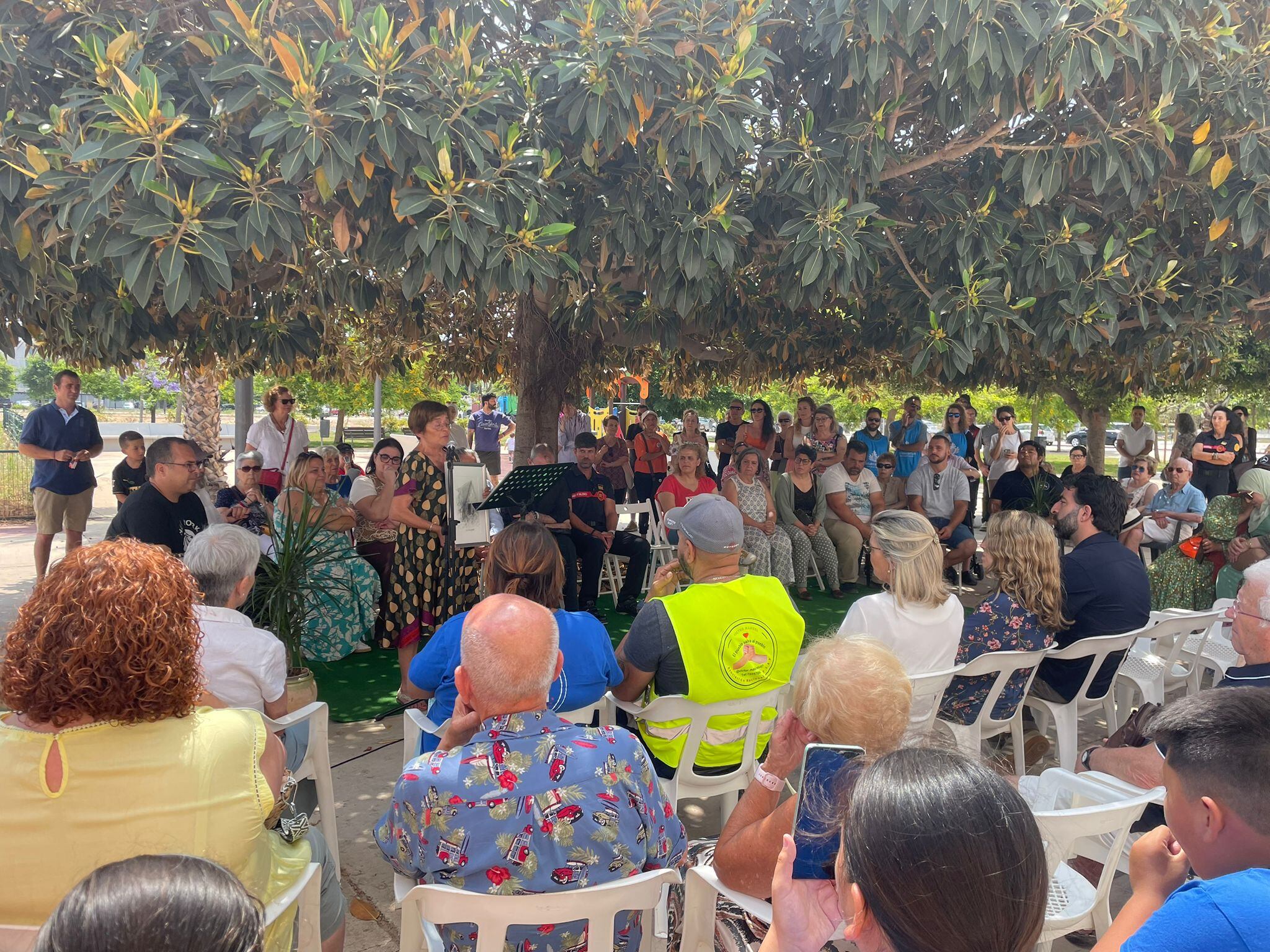 Vecinos de La Torre (València) homenajean a voluntarios y profesionales por su ayuda durante la DANA.
