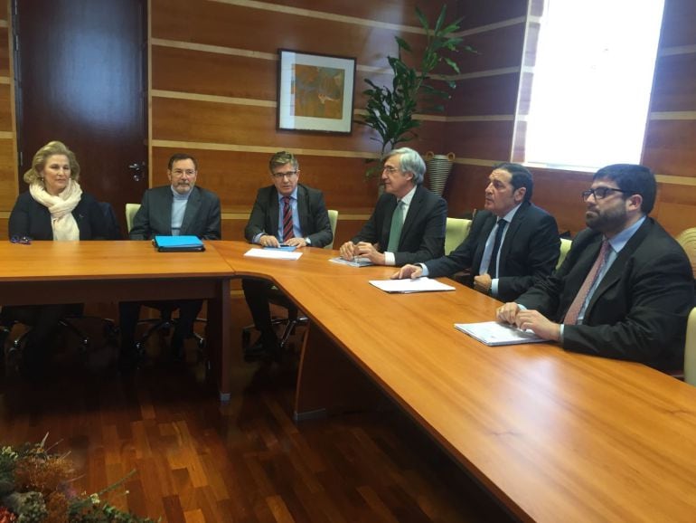 Rivas y Sánchez Cabrera, en la reunión con el consejero de Sanidad y los representantes de la Asociación Española Contra el Cáncer