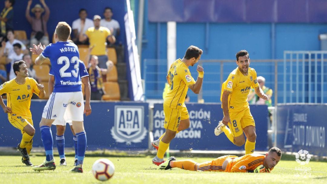 Albert Dorca celebra el primer tanto del Alcorcón ante el Real Oviedo.