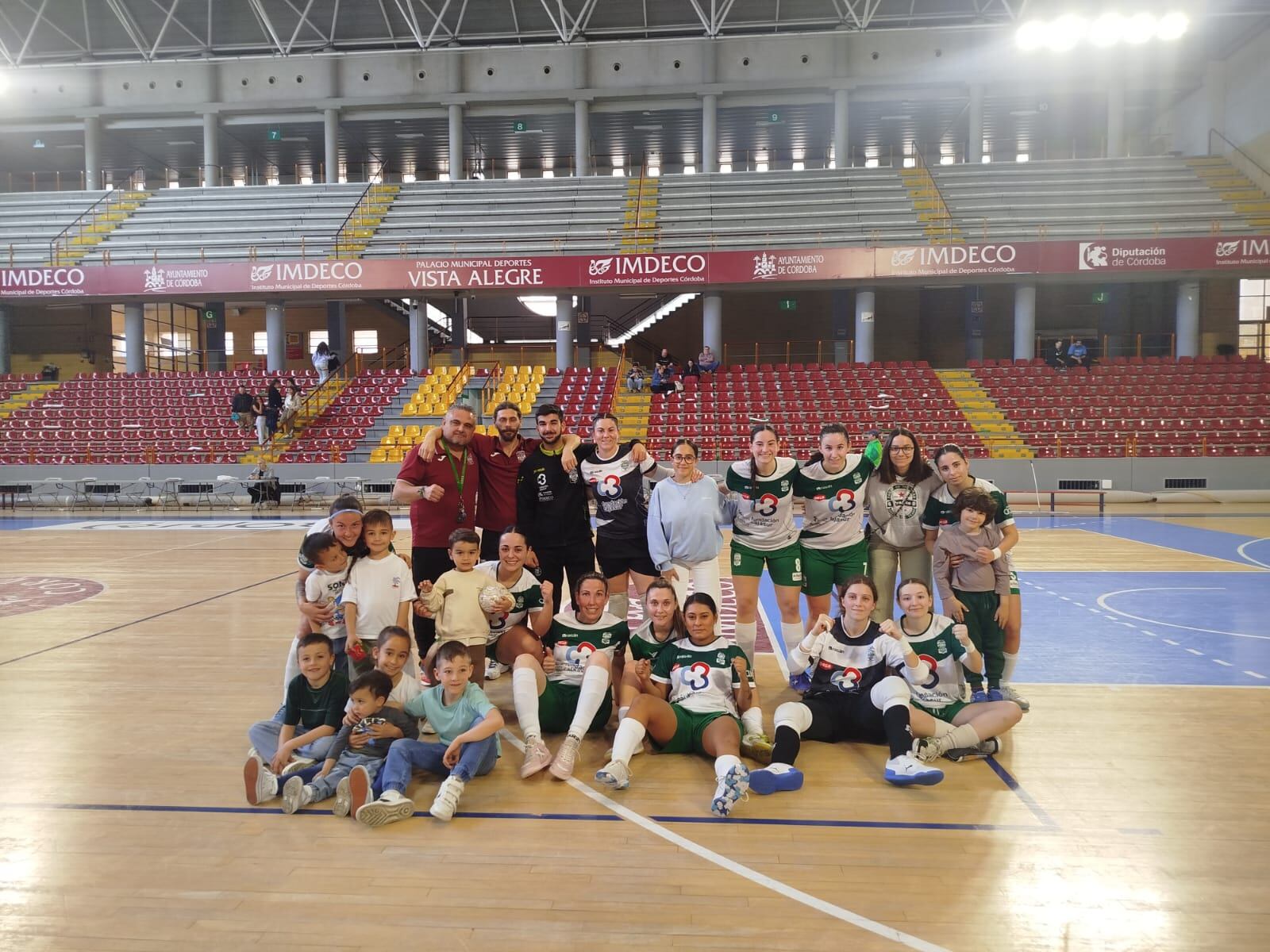 Deportivo Córdoba celebrando la victoria ante el Jaén.