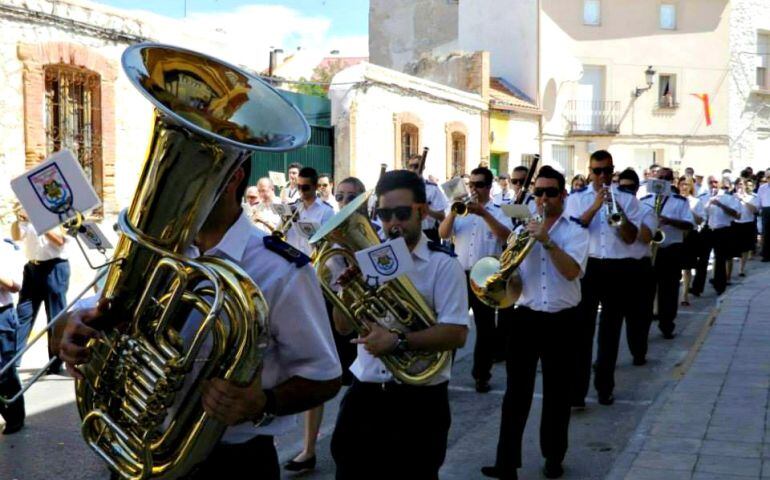 La banda taranconera en una procesión del Corpus en Tarancón