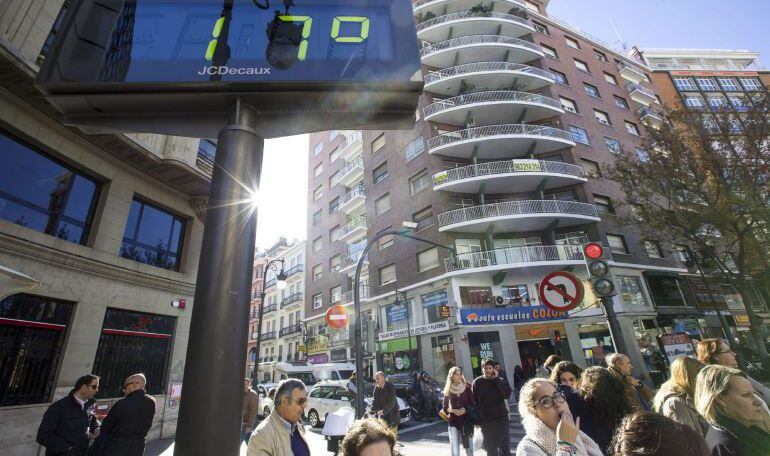 Un termómetro urbano situado en la céntrica calle Colón de Valencia.