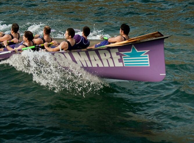 La trainera sampedrotarra en plena competición