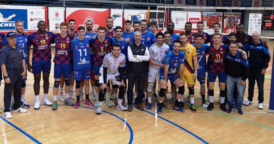 Los jugadores del Michelín Mintonette en el partido frente al Barça.