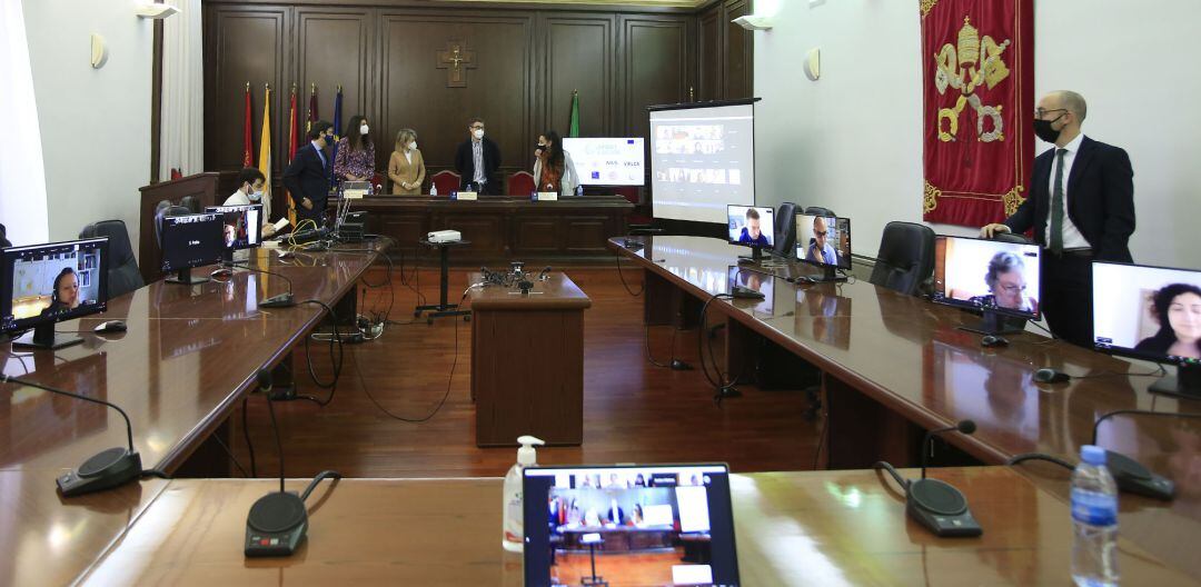 Investigadores de España, Italia, Dinamarca, Suecia, Noruega y Suiza han participado vía telemática en la primera reunión de trabajo, que ha tenido lugar este martes en la Sala Capitular de la Universidad Católica. 