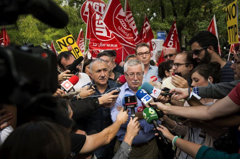 Los secretarios generales de UGT y CCOO , Pepe Álvarez e Ignacio Fernández Toxo, durante su participación en una concentración ante la sede de la UE contra los acuerdos comerciales TTIP y CETA