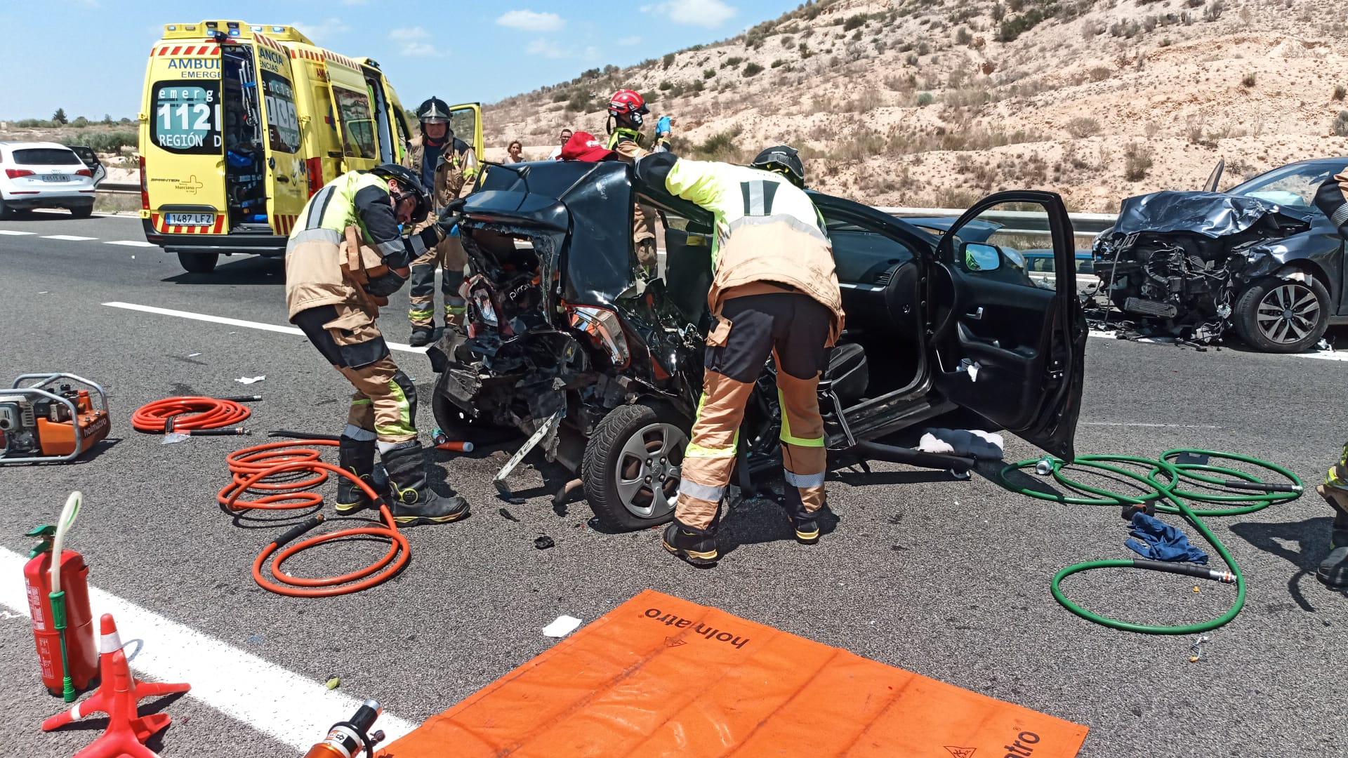 Los bomberos del CEIS actuando en uno de los vehículos siniestrados