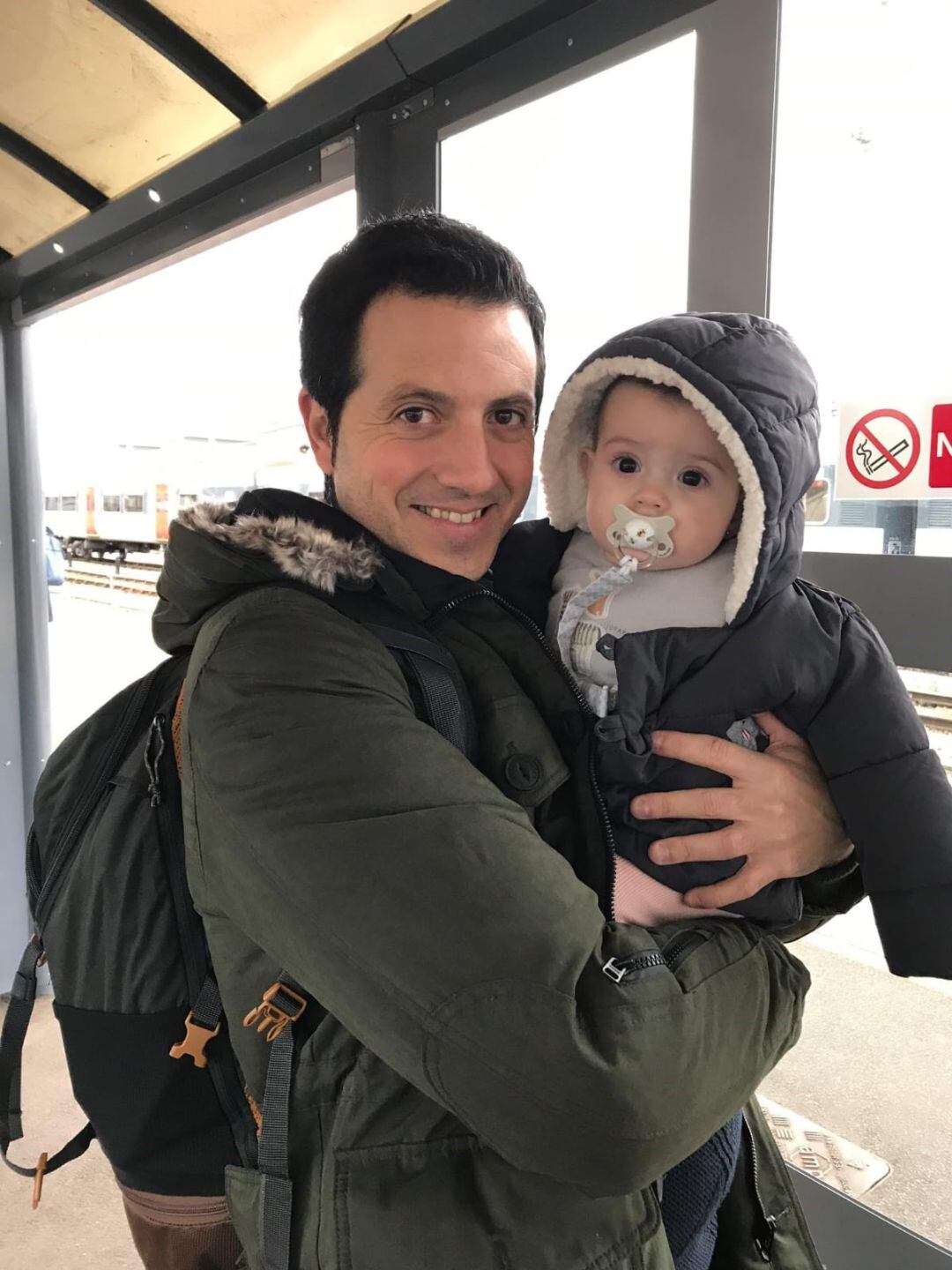 David y su hija en el aeropuerto de Stansted