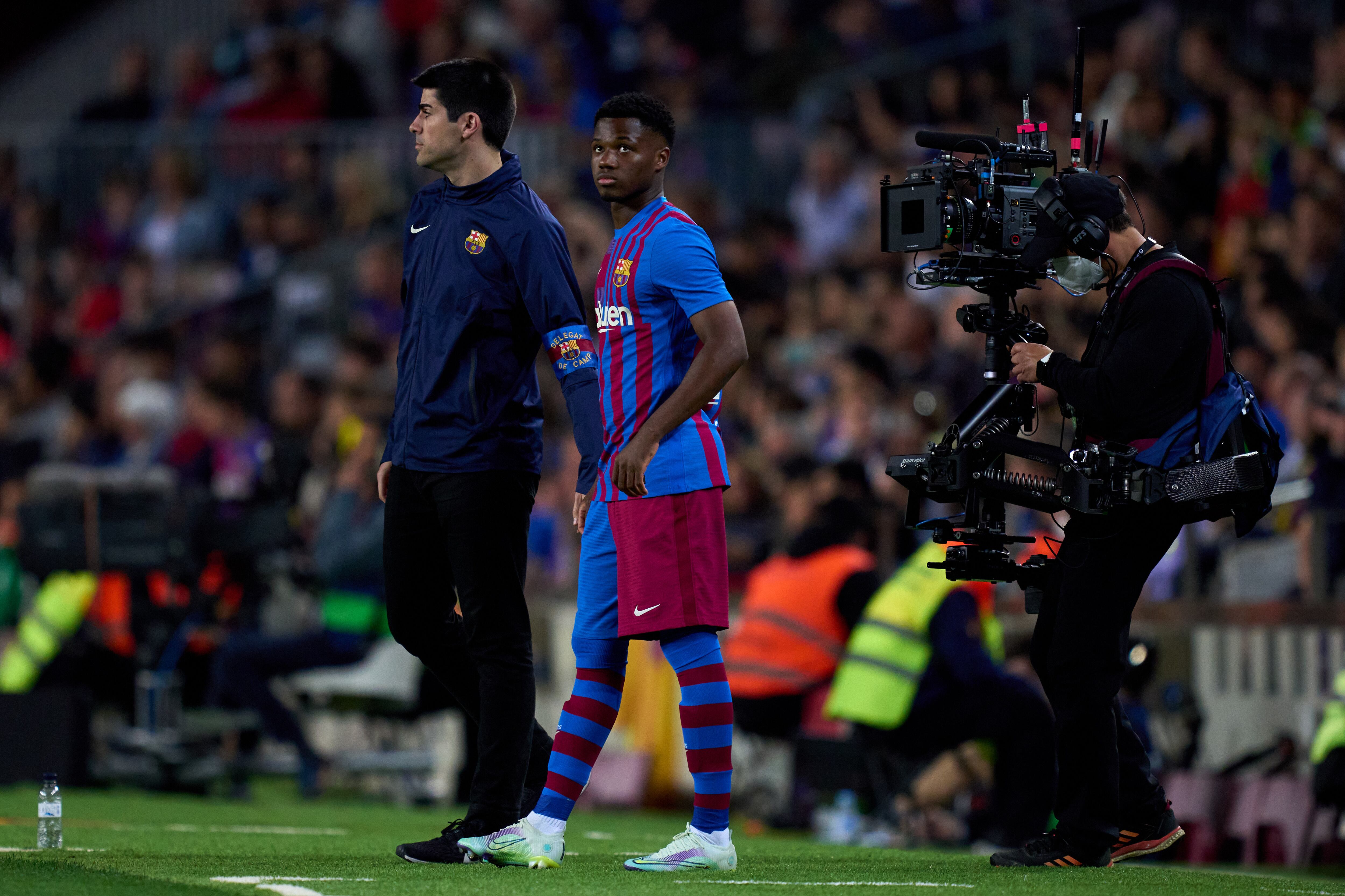 Ansu Fati antes de entrar al Camp Nou 102 días después.