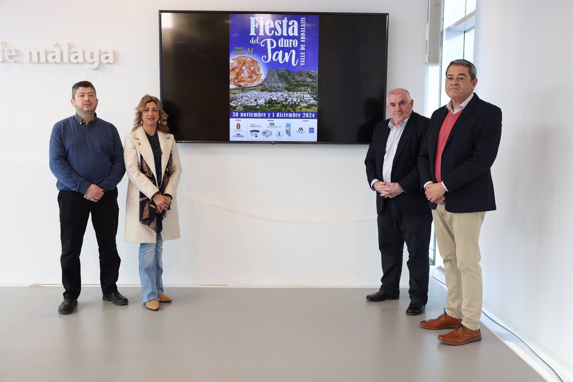 El vicepresidente de la Diputación de Málaga Manuel Marmolejo junto a la alcaldesa, Virginia Romero, y el periodista gastronómico Marcos Chacón, vocal de La Carta Malacitana, en la presentación de la Fiesta del Pan Duro de Valle de Abdalajís 2024..
Este próximo fin de semana, 30 de noviembre y 1 de diciembre, el municipio malagueño de Valle de Abdalajís celebra una nueva edición de su tradicional Fiesta del Pan Duro, un peculiar evento gastronómico en torno a las recetas elaboradas con este ingrediente que organiza el Ayuntamiento del municipio con la colaboración de la Diputación a través de Sabor a Málaga