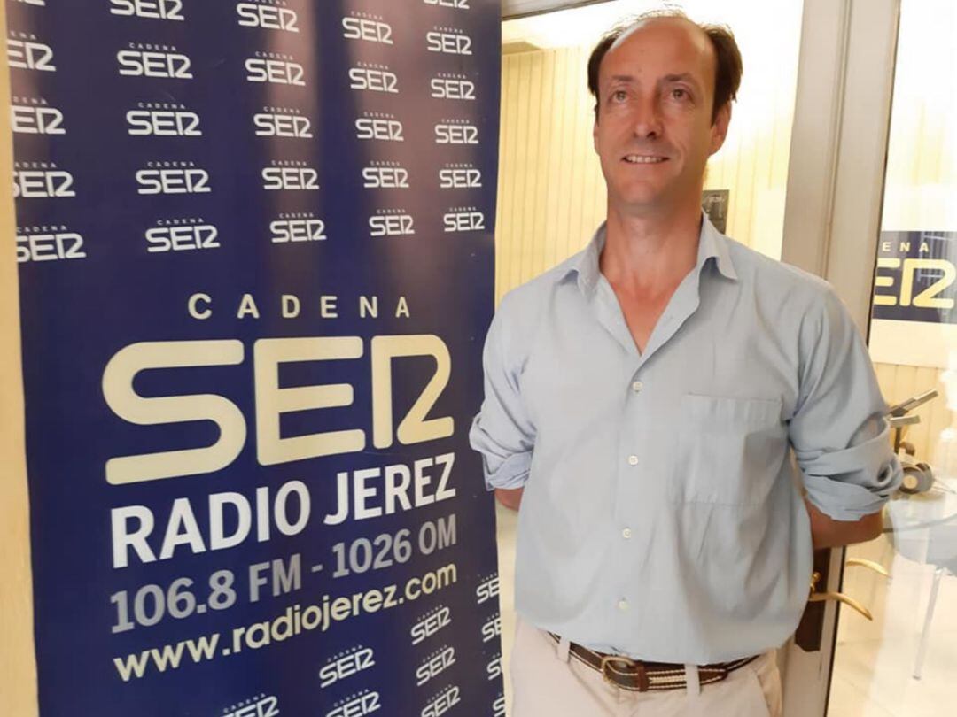 Juan Manuel Martín-Hidalgo, de Bodegas Emilio Hidalgo, en la puerta del estudio principal de Radio Jerez