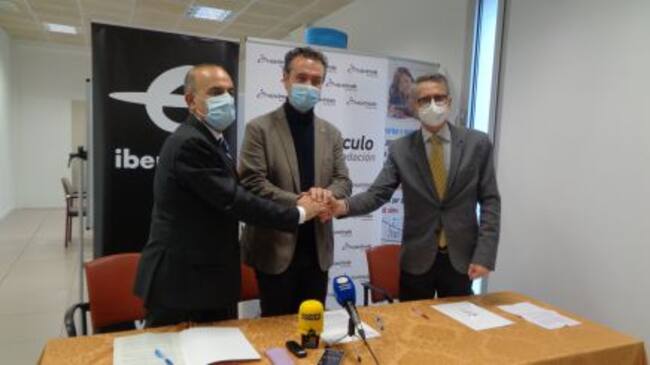 Apretón de manos tras la firma