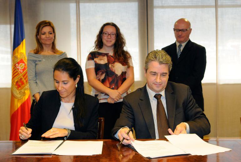 Moment de la signatura del CDI amb Malta entre els representants de les dues delegacions