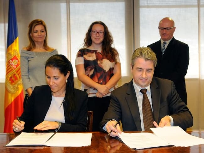 Moment de la signatura del CDI amb Malta entre els representants de les dues delegacions