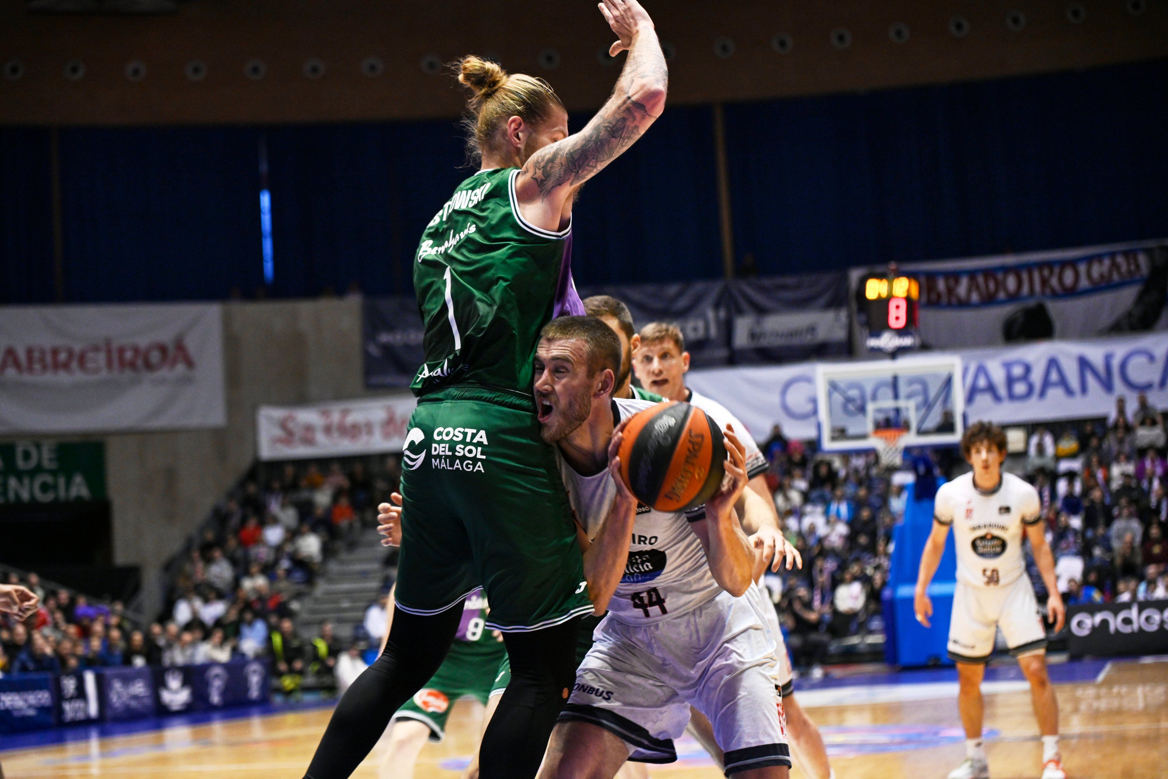 Dylan Osetkowski intenta parar a Tinkle en el duelo contra el Obradoiro
