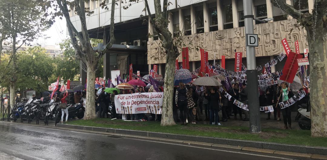 Concentración a las puertas del edificio que alberga la patronal del sector de la dependencia.