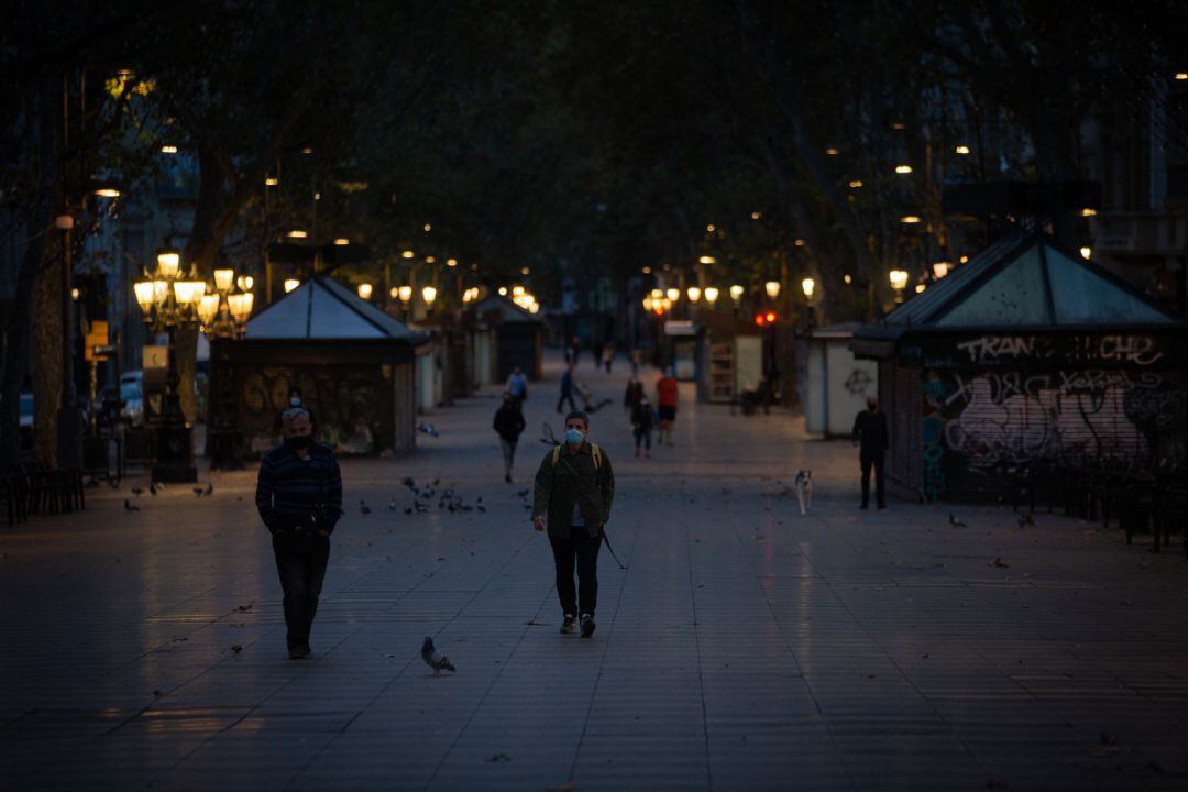 Las calles de Barcelona permanecen apenas sin gente minutos después del primer toque de queda en la ciudad, en Barcelona