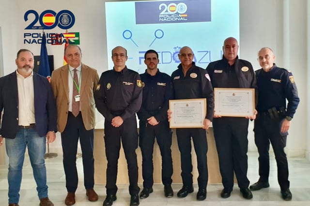 La policía nacional homenajea a los profesionales de Seguridad Privada por su labor en el Hospital Universitario de Jerez.