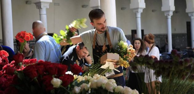 Javier Racionero durante su participación en el IV Certamen Mejor Artesano Florista celebrado este año en Sevilla.