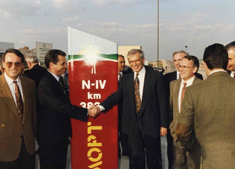 Josep Borrell y Herminio Trigo inaugurando las mejoras de un tramo de la N-IV en el entorno de Alcolea, Córdoba, en 1993