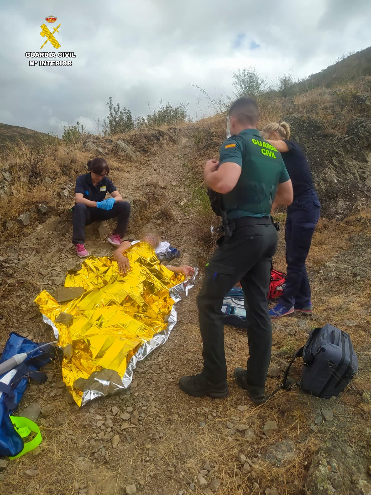 La Guardia Civil ha rescatado a una mujer que ha sufrido un accidente en el monte en Robres del Castillo.