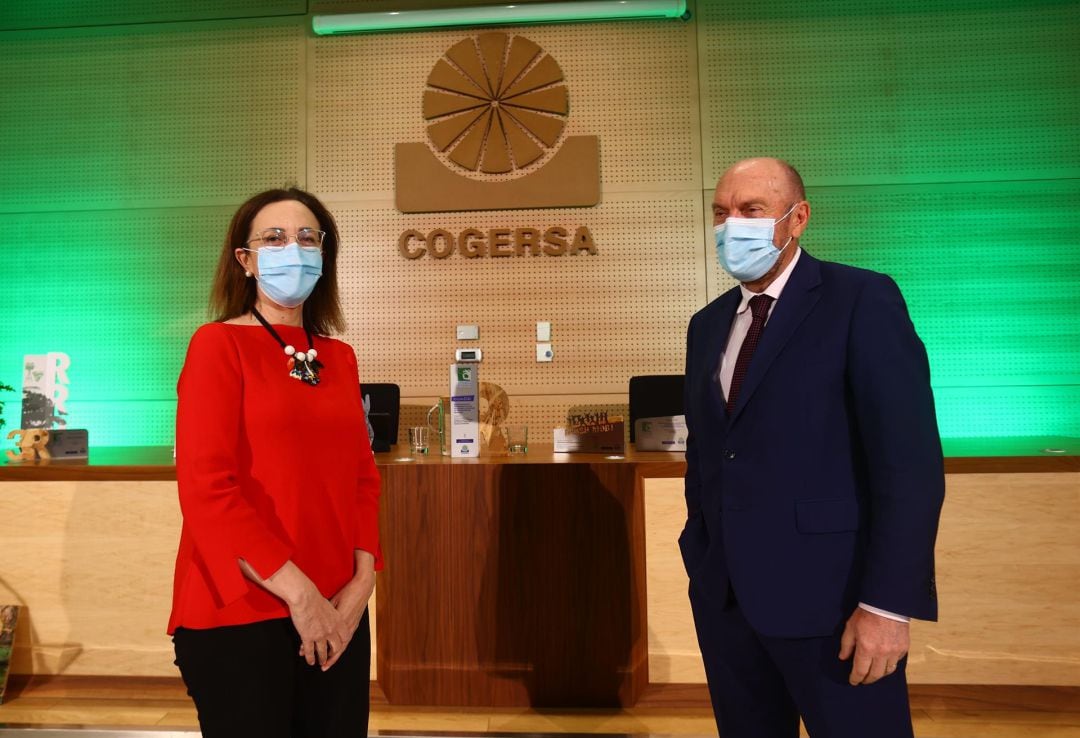 El Vicepresidente y Consejero de Administración Autonómica, Medio Ambiente y Cambio Climático, Juan Cofiño, y la gerente del Consorcio para la Gestión de Residuos Sólidos de Asturias (Cogersa), Paz Orviz, durante la presentación de las jornadas