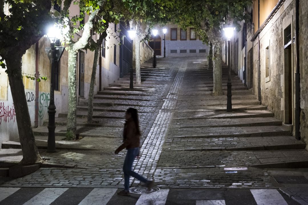 Una joven caminando por las calles de Salamanca.