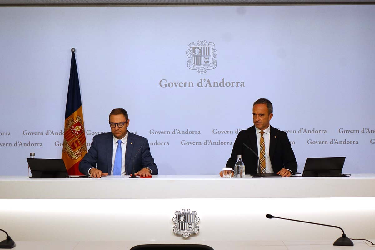 Els secretaris d'Estat d'Educació i d'Esports, Josep Anton Bardina (e) i Alain Cabanes, durant la presentació del programa esport-estudi.